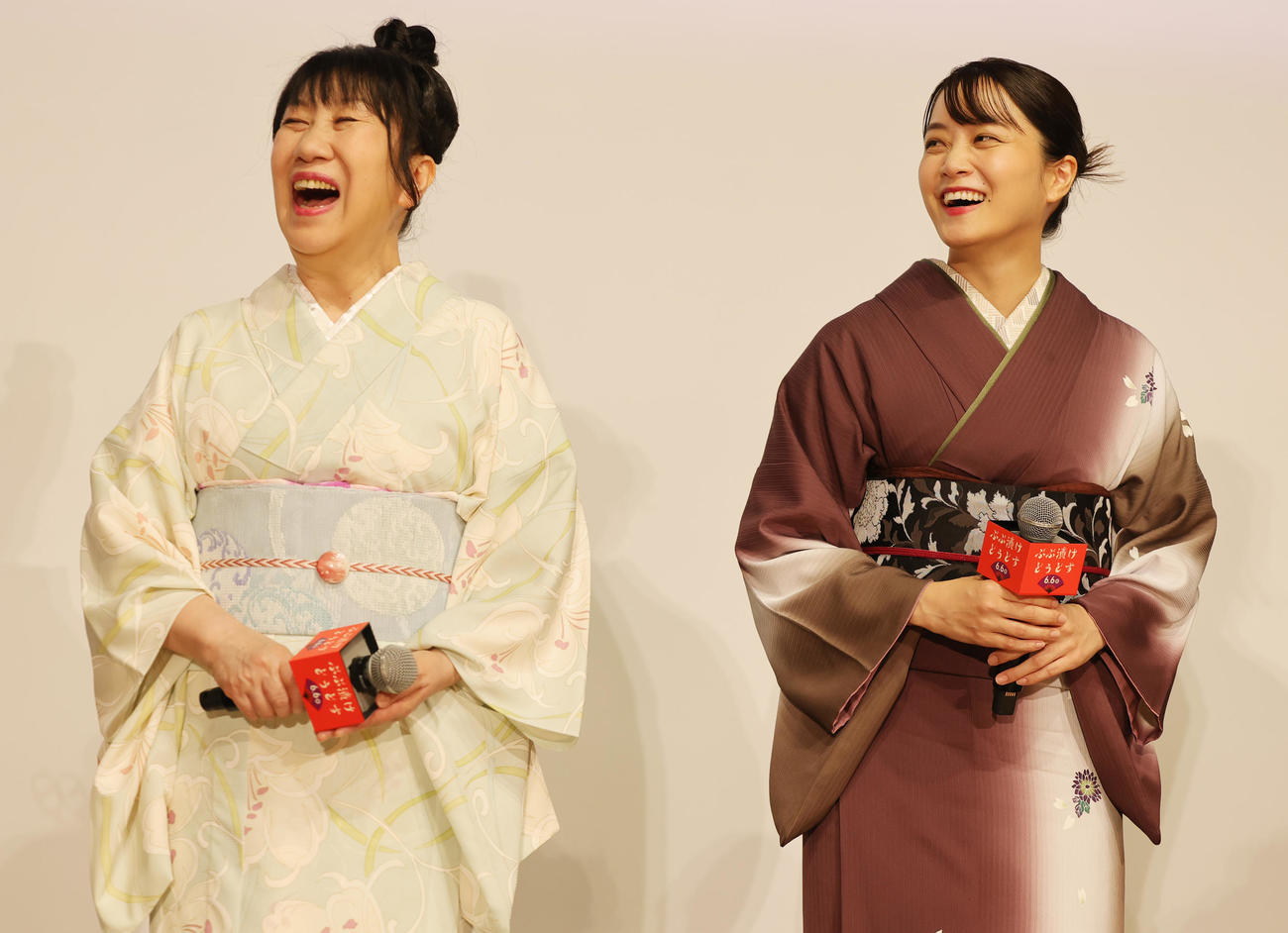映画「ぶぶ漬けどうどす」東京プレミア上映会の舞台あいさつに登場した室井滋（左）と深川麻衣（撮影・野上伸悟）