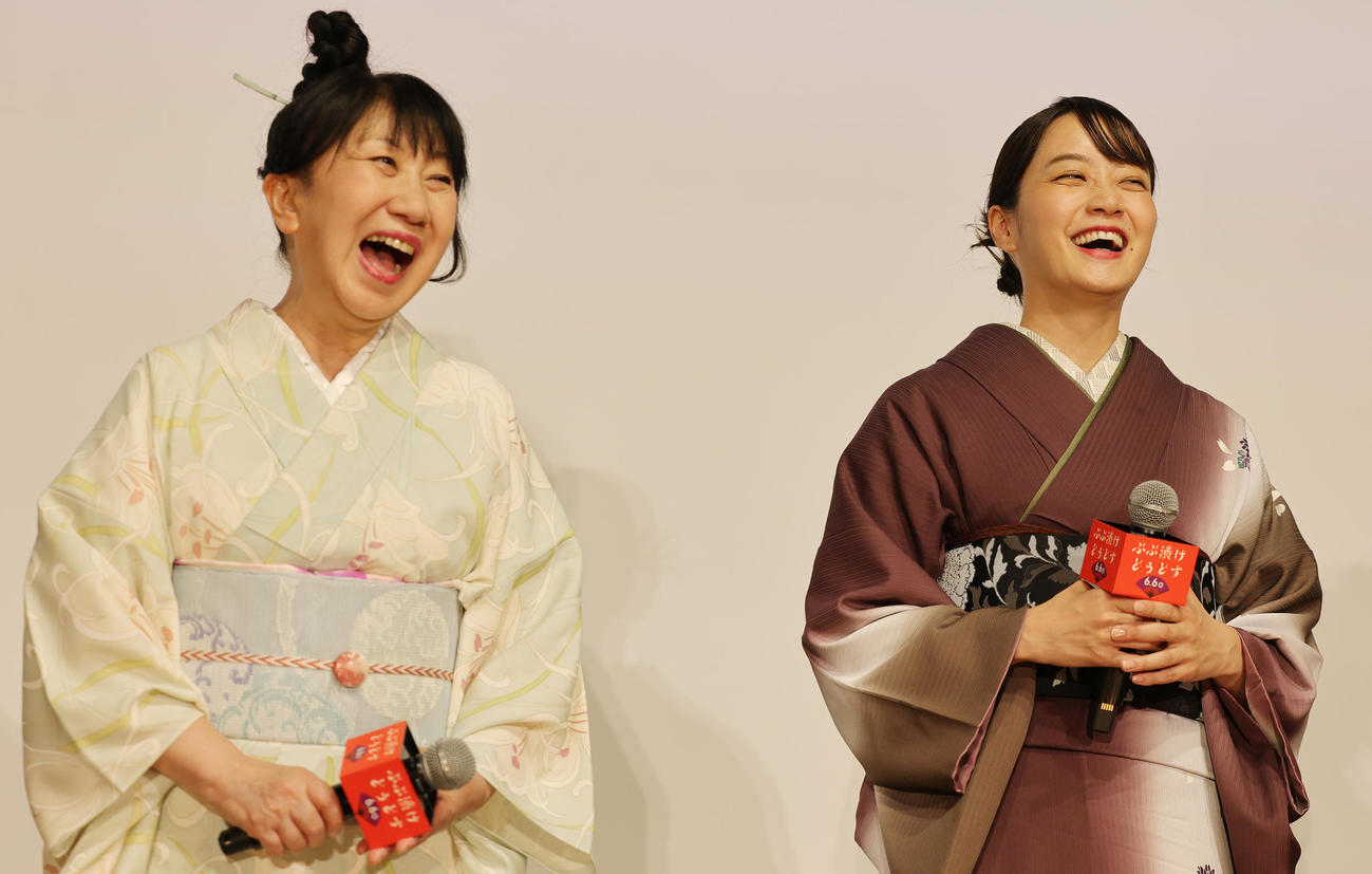 映画「ぶぶ漬けどうどす」東京プレミア上映会の舞台あいさつに登場した室井滋（左）と深川麻衣（撮影・野上伸悟）