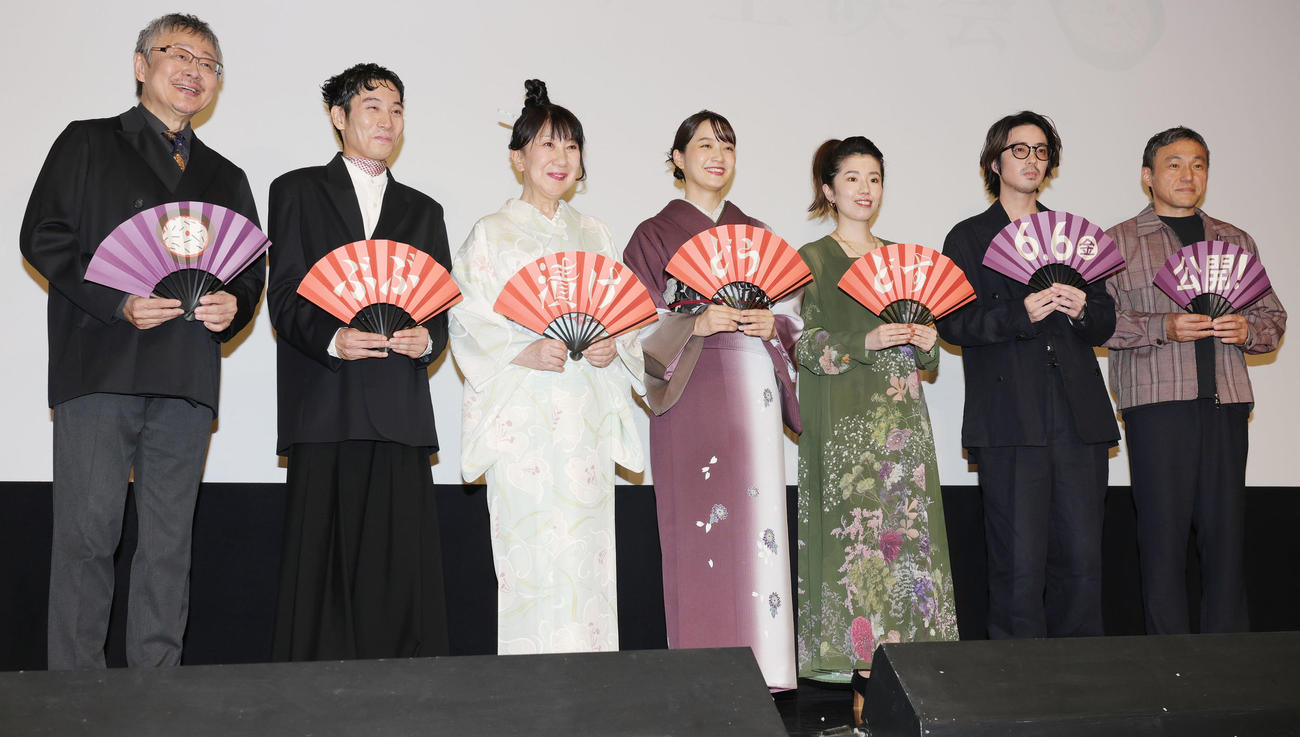 映画「ぶぶ漬けどうどす」東京プレミア上映会の舞台あいさつに登場した、左から松尾貴史、大友律、室井滋、深川麻衣、小野寺ずる、若葉竜也、冨永昌敬監督（撮影・野上伸悟）