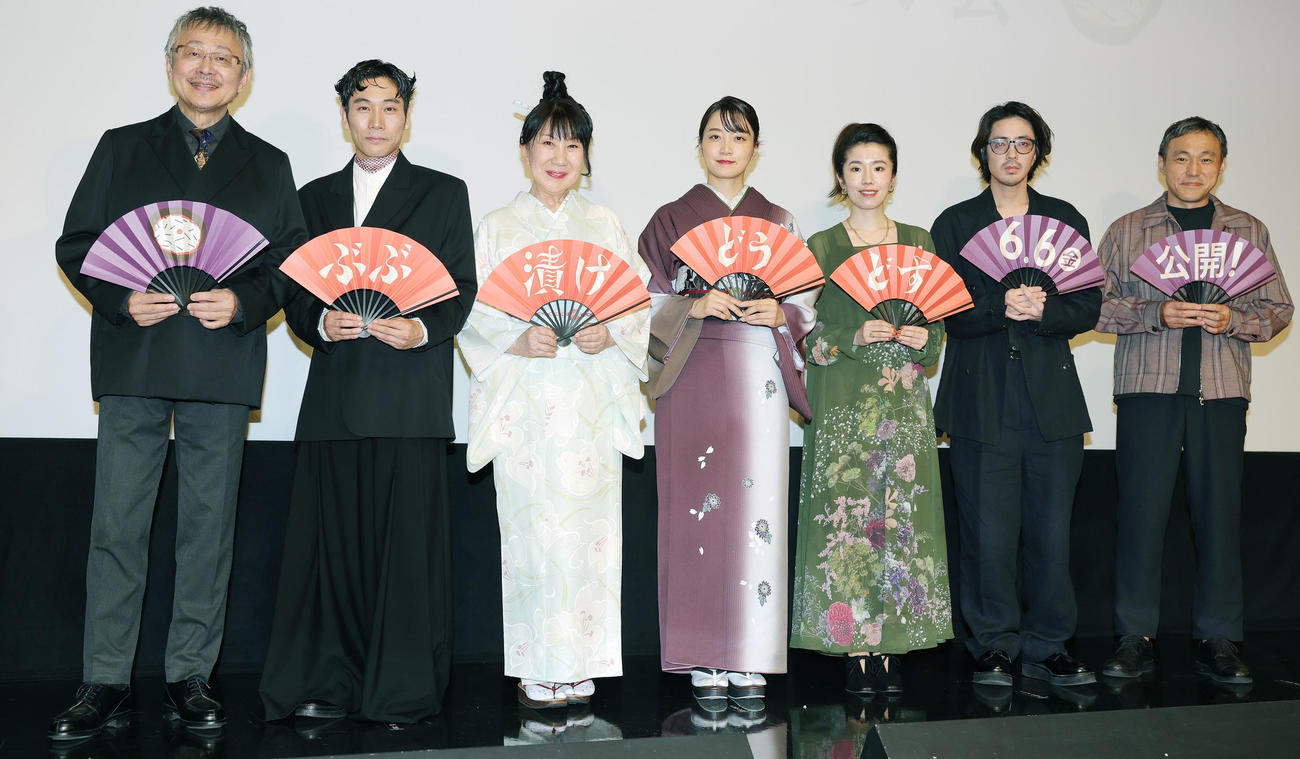 映画「ぶぶ漬けどうどす」東京プレミア上映会の舞台あいさつに登場した、左から松尾貴史、大友律、室井滋、深川麻衣、小野寺ずる、若葉竜也、冨永昌敬監督（撮影・野上伸悟）