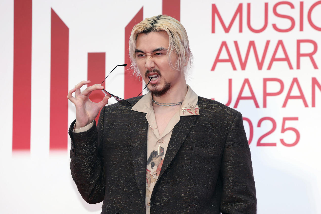 「MUSIC AWARDS JAPAN2025」のレッドカーペットに出席した藤井風（撮影・前田充）