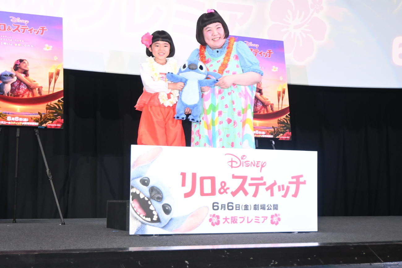 映画「リロ＆スティッチ」の大阪プレミア試写会の舞台あいさつに登壇した永尾柚乃（左）酒井藍