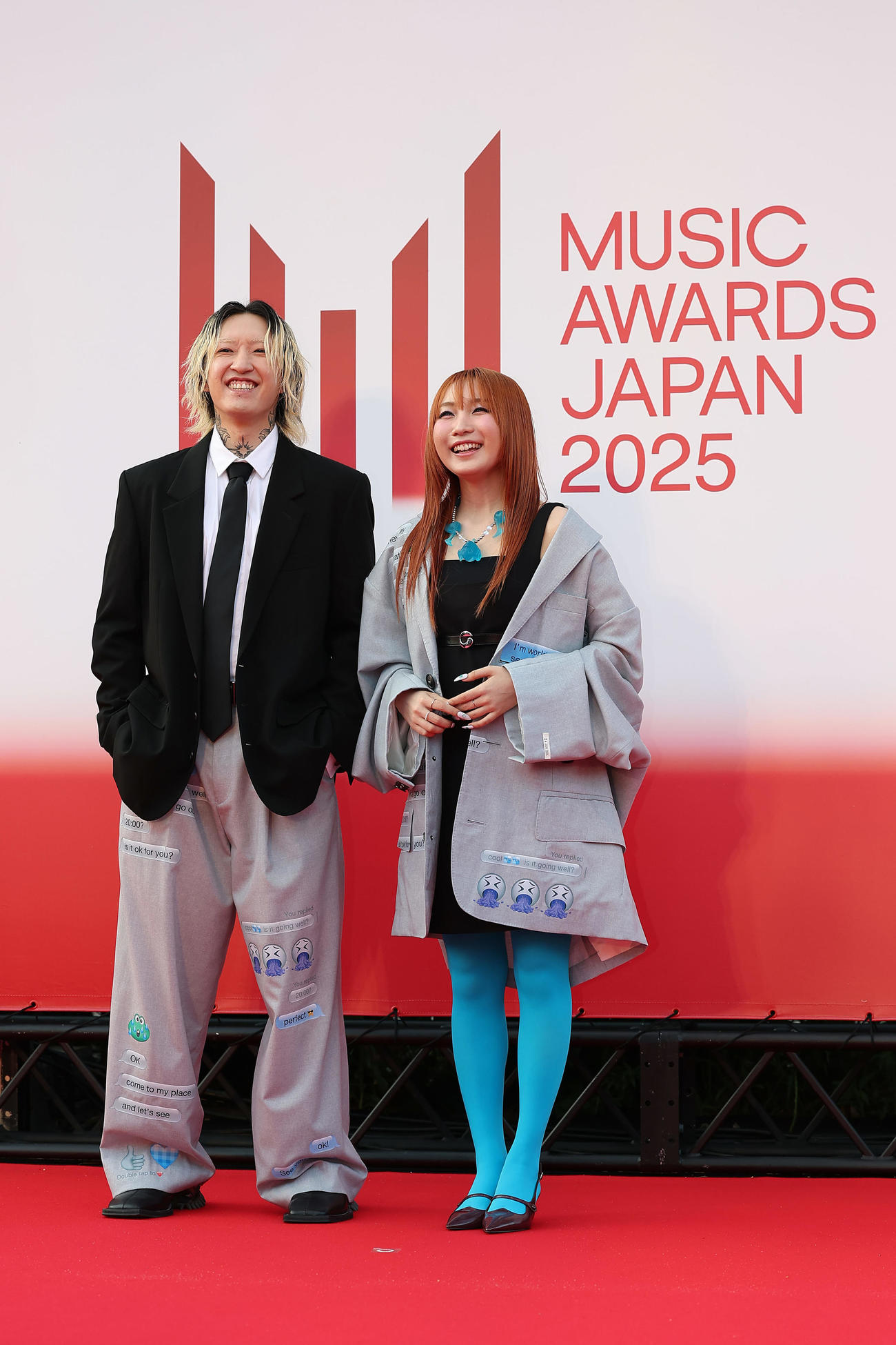 「MUSIC AWARDS JAPAN2025」のレッドカーペットに出席したYOASOBIのAyase（左）とikura（撮影・前田充）