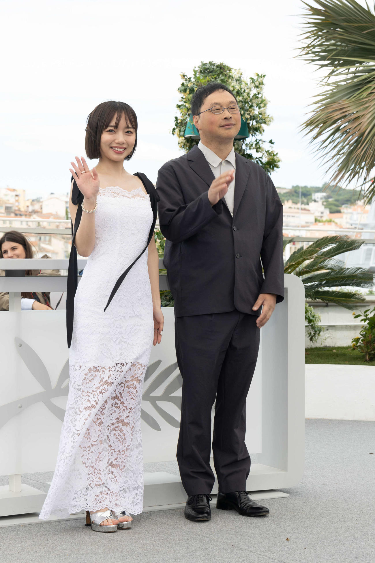 カンヌ映画祭でフォトコールに臨む、カンヌ・プレミア部門「恋愛裁判」の深田晃司監督と齊藤京子（C）Kazuko Wakayama