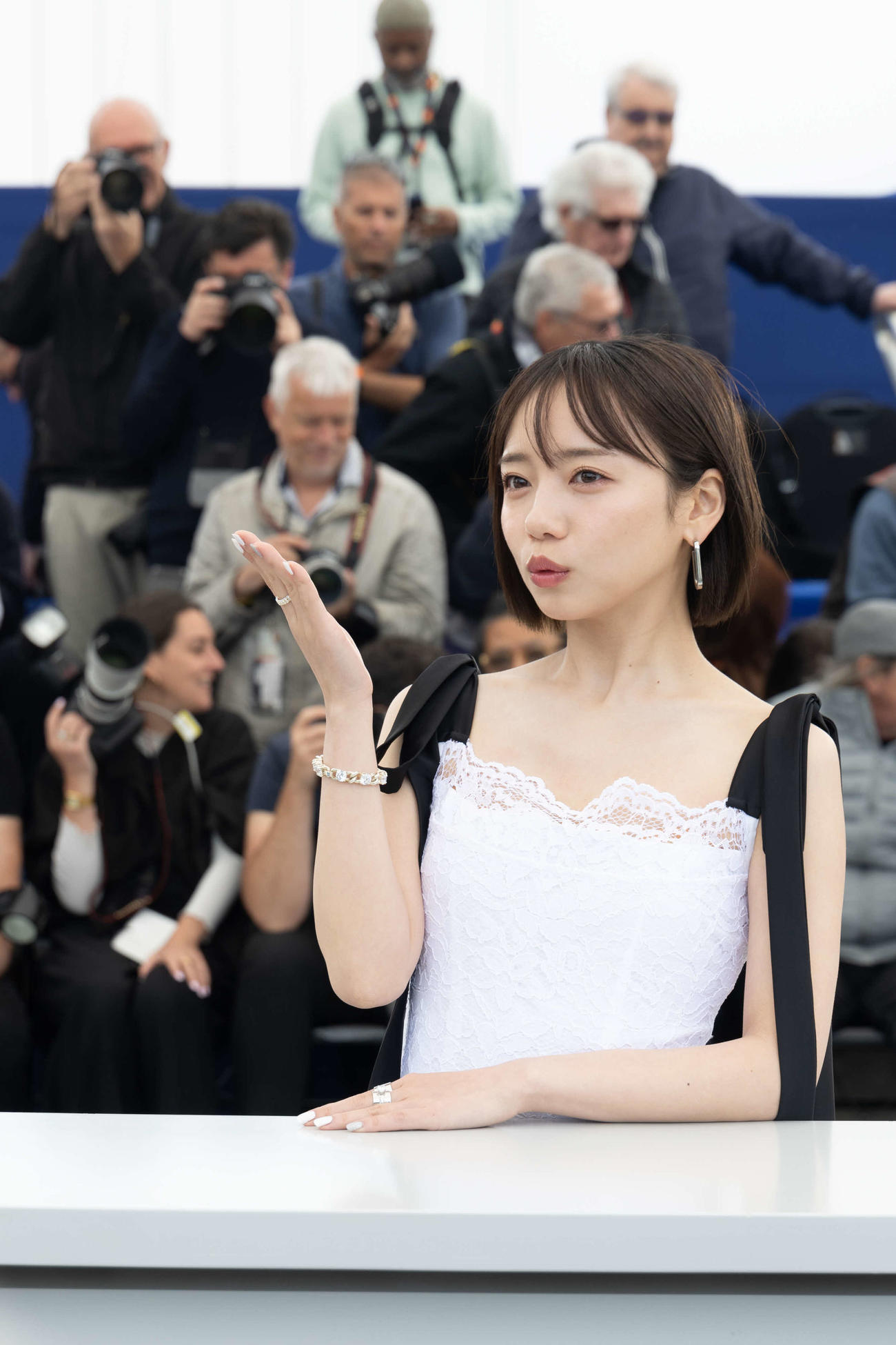 カンヌ映画祭でフォトコールに臨む、カンヌ・プレミア部門「恋愛裁判」の齊藤京子（C）Kazuko Wakayama