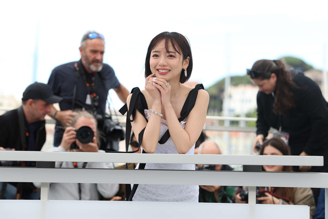 カンヌ映画祭でフォトコールに臨む、カンヌ・プレミア部門「恋愛裁判」の齊藤京子（C）Kazuko Wakayama