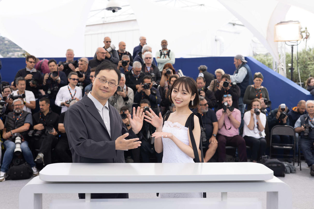 カンヌ映画祭でフォトコールに臨む、カンヌ・プレミア部門「恋愛裁判」の深田晃司監督と齊藤京子（C）Kazuko Wakayama
