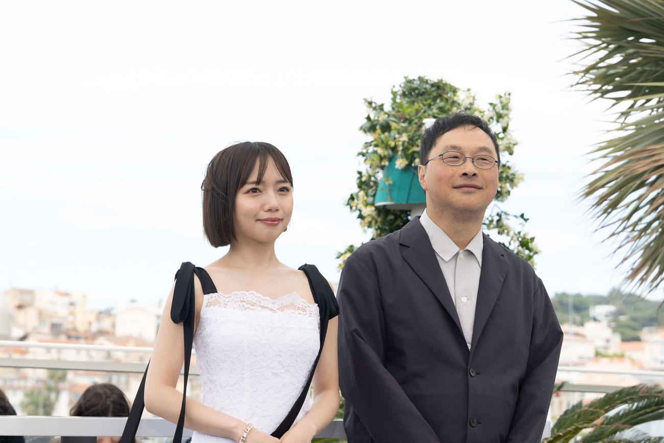 カンヌ映画祭でフォトコールに臨む、カンヌ・プレミア部門「恋愛裁判」の深田晃司監督と齊藤京子（C）Kazuko Wakayama