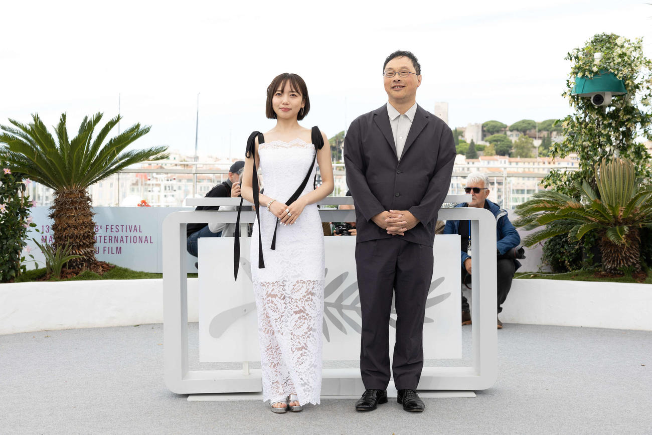 カンヌ映画祭でフォトコールに臨む、カンヌ・プレミア部門「恋愛裁判」の深田晃司監督と齊藤京子（C）Kazuko Wakayama