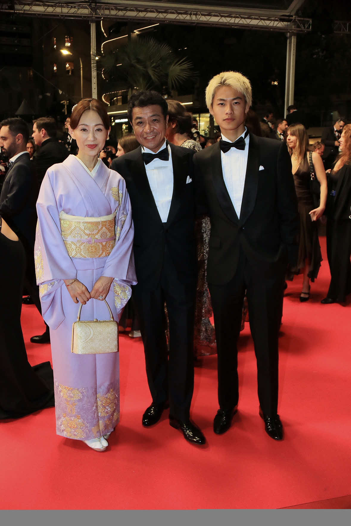カンヌ国際映画祭でレッドカーペットを歩く、左から白城あやか、中山秀征、中山の四男（C）ワタナベエンターテインメント