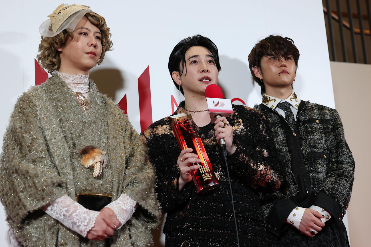 「MUSIC AWARDS JAPAN2025」で最優秀アーティスト賞を受賞したMrs．GREEN APPLE。左から藤沢涼架、大森元貴、若井滉斗（撮影・前田充）