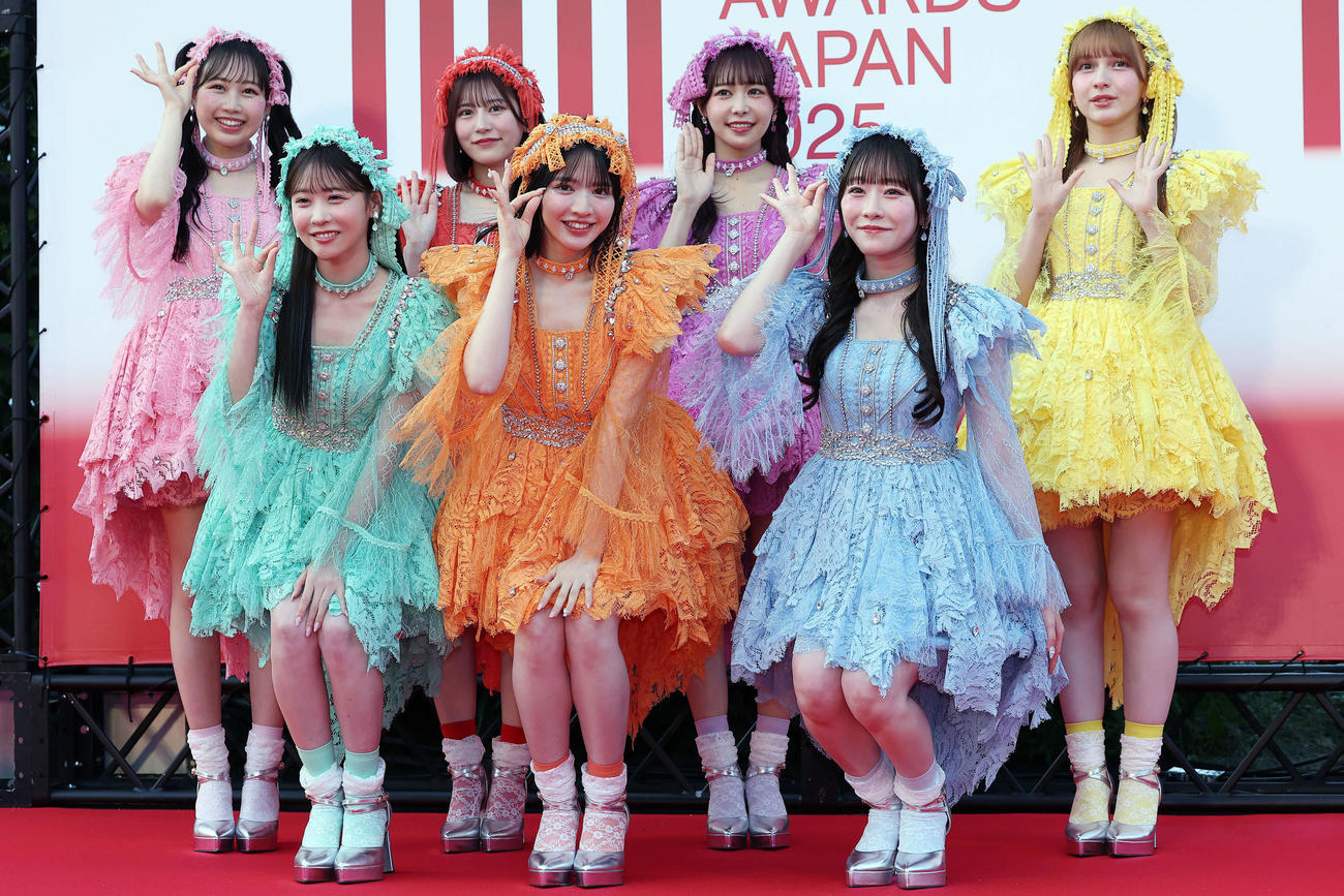 「MUSIC AWARDS JAPAN2025」のレッドカーペットに出席したFRUITS ZIPPERのメンバーたち。左から松本かれん、櫻井優衣、月足天音、鎮西寿々歌、仲川瑠夏、真中まな、早瀬ノエル（撮影・前田充）