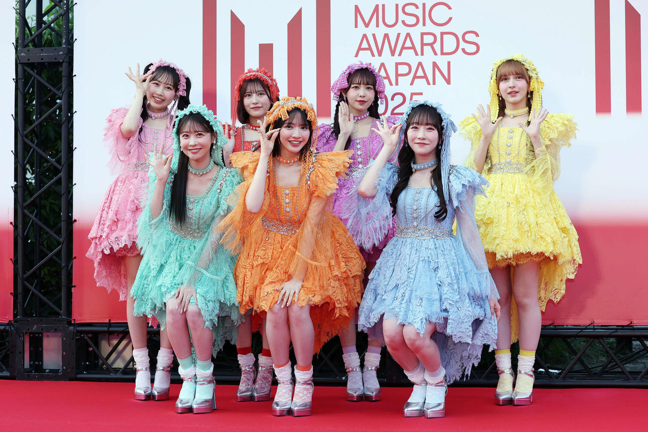 「MUSIC AWARDS JAPAN2025」のレッドカーペットに出席したFRUITS ZIPPERのメンバーたち。左から松本かれん、櫻井優衣、月足天音、鎮西寿々歌、仲川瑠夏、真中まな、早瀬ノエル（撮影・前田充）