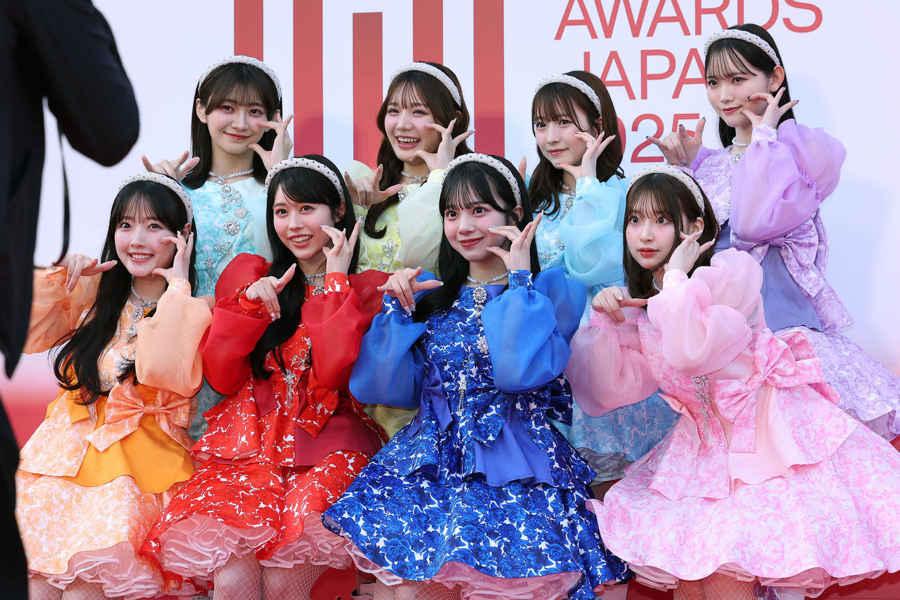 「MUSIC AWARDS JAPAN2025」のレッドカーペットに出席したCUTIE STREETのメンバーたち。左から川本笑瑠、板倉可奈、佐野愛花、古澤里紗、増田彩乃、梅田みゆ、桜庭遥花、真鍋凪咲（撮影・前田充）