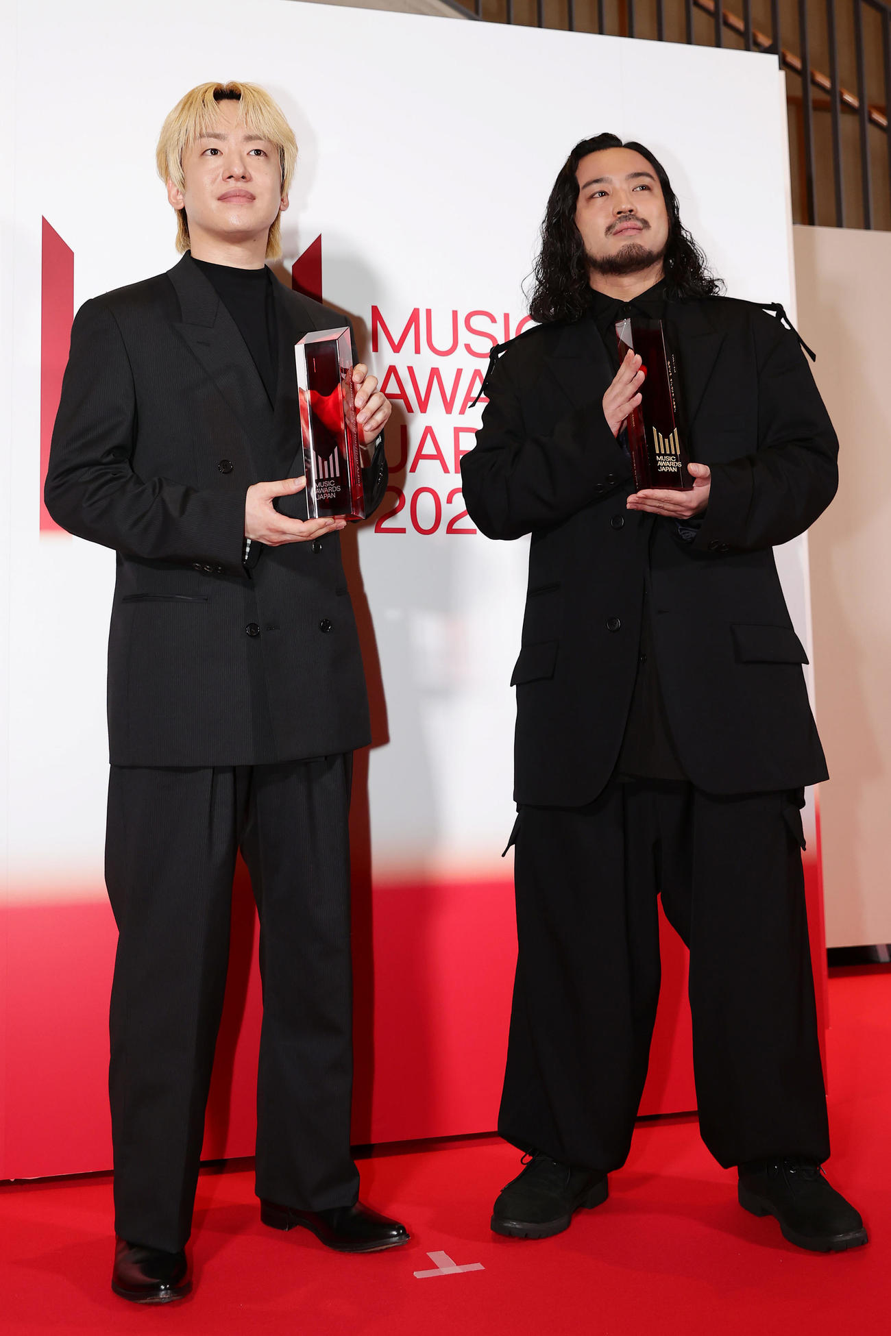 「MUSIC AWARDS JAPAN2025」で最優秀楽曲賞を受賞したCreepy NutsのDJ松永（左）とR－指定（撮影・前田充）