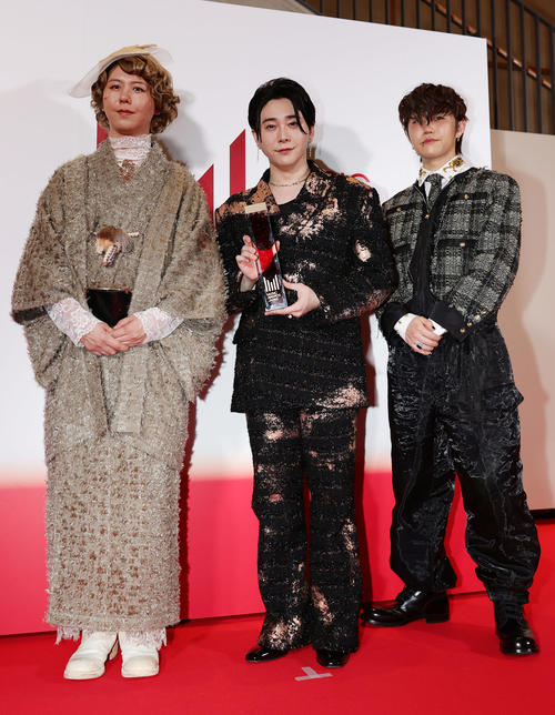 「MUSIC AWARDS JAPAN2025」で最優秀アーティスト賞を受賞したMrs．GREEN APPLE。左から藤沢涼架、大森元貴、若井滉斗（撮影・前田充）