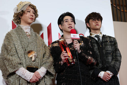 「MUSIC AWARDS JAPAN2025」で最優秀アーティスト賞を受賞したMrs．GREEN APPLE。左から藤沢涼架、大森元貴、若井滉斗（撮影・前田充）