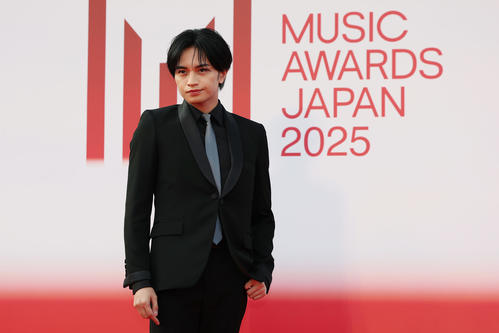 「MUSIC AWARDS JAPAN2025」のレッドカーペットに出席した中島健人（撮影・前田充）