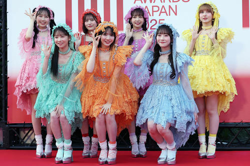 「MUSIC AWARDS JAPAN2025」のレッドカーペットに出席したFRUITS ZIPPERのメンバーたち。左から松本かれん、櫻井優衣、月足天音、鎮西寿々歌、仲川瑠夏、真中まな、早瀬ノエル（撮影・前田充）
