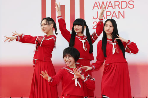 「MUSIC AWARDS JAPAN2025」のレッドカーペットに出席した新しい学校のリーダーズ。左からRIN、SUZUKA、MIZYU、KANON（撮影・前田充）