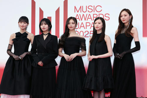 「MUSIC AWARDS JAPAN2025」のレッドカーペットに出席した乃木坂46のメンバーたち。左から遠藤さくら、中西アルノ、井上和、菅原咲月、梅沢美波（撮影・前田充）