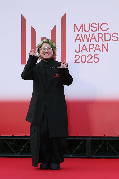 「MUSIC AWARDS JAPAN2025」のレッドカーペットに出席したこっちのけんと（撮影・前田充）