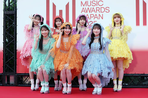 「MUSIC AWARDS JAPAN2025」のレッドカーペットに出席したFRUITS ZIPPERのメンバーたち。左から松本かれん、櫻井優衣、月足天音、鎮西寿々歌、仲川瑠夏、真中まな、早瀬ノエル（撮影・前田充）