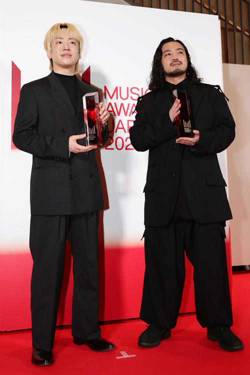 「MUSIC AWARDS JAPAN2025」で最優秀楽曲賞を受賞したCreepy NutsのDJ松永（左）とR－指定（撮影・前田充）