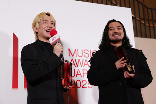 「MUSIC AWARDS JAPAN2025」で最優秀楽曲賞を受賞したCreepy NutsのDJ松永（左）とR－指定（撮影・前田充）
