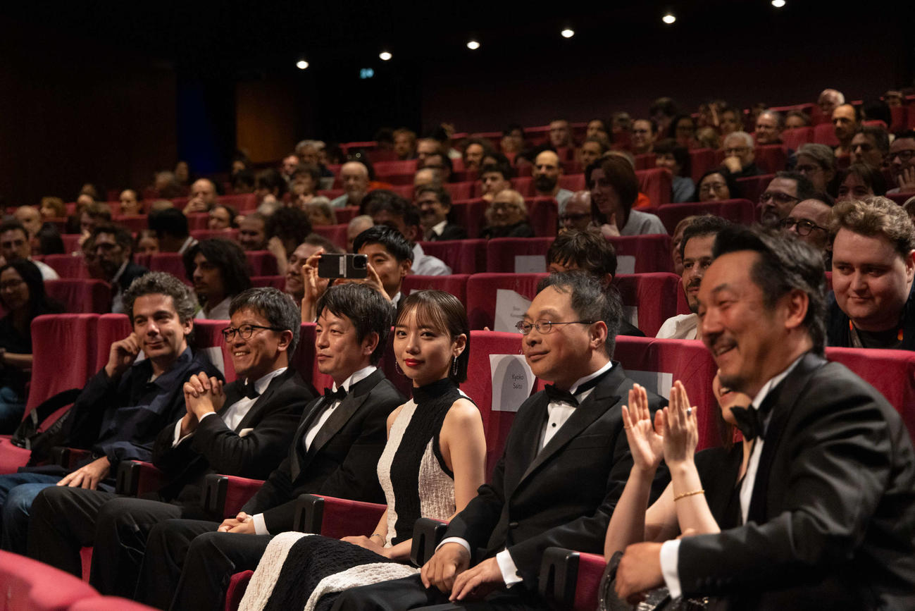カンヌ映画祭で公式上映に参加した、カンヌ・プレミア部門「恋愛裁判」の齊藤京子（中央）と深田晃司監督（C）Kazuko Wakayama