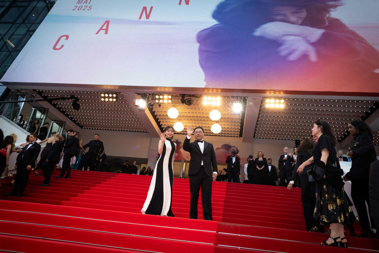 カンヌ映画祭でレッドカーペットに立つ、カンヌ・プレミア部門「恋愛裁判」の齊藤京子と深田晃司監督（C）Kazuko Wakayama