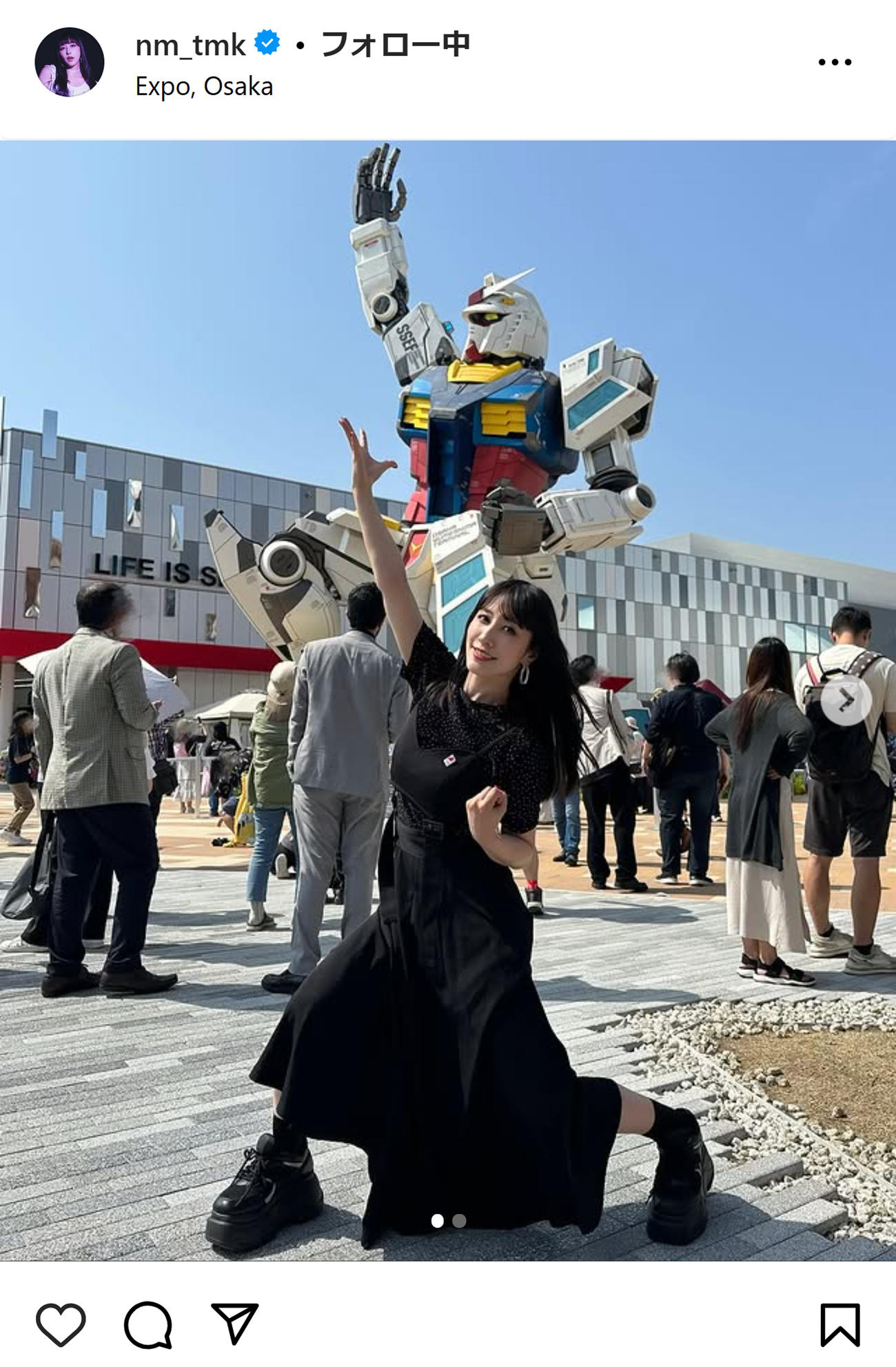 実物大ガンダム像の前でポーズを取る玉置成実（インスタグラムから）