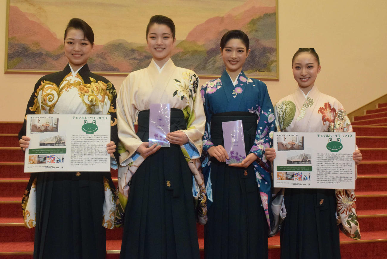 すみれ募金に参加した本科生。左から赤井七海さん、宮崎穂さん、小寺環菜さん、吉武歩花さん（撮影・阪口孝志）