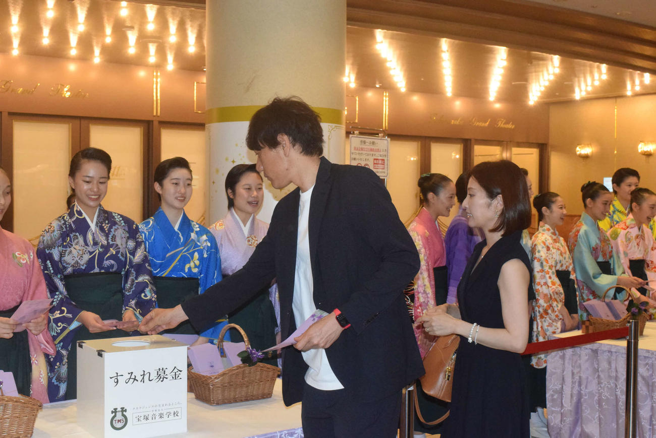 すみれ募金に参加した林昌範氏（左）、亀井京子アナウンサー夫妻（撮影・阪口孝志）