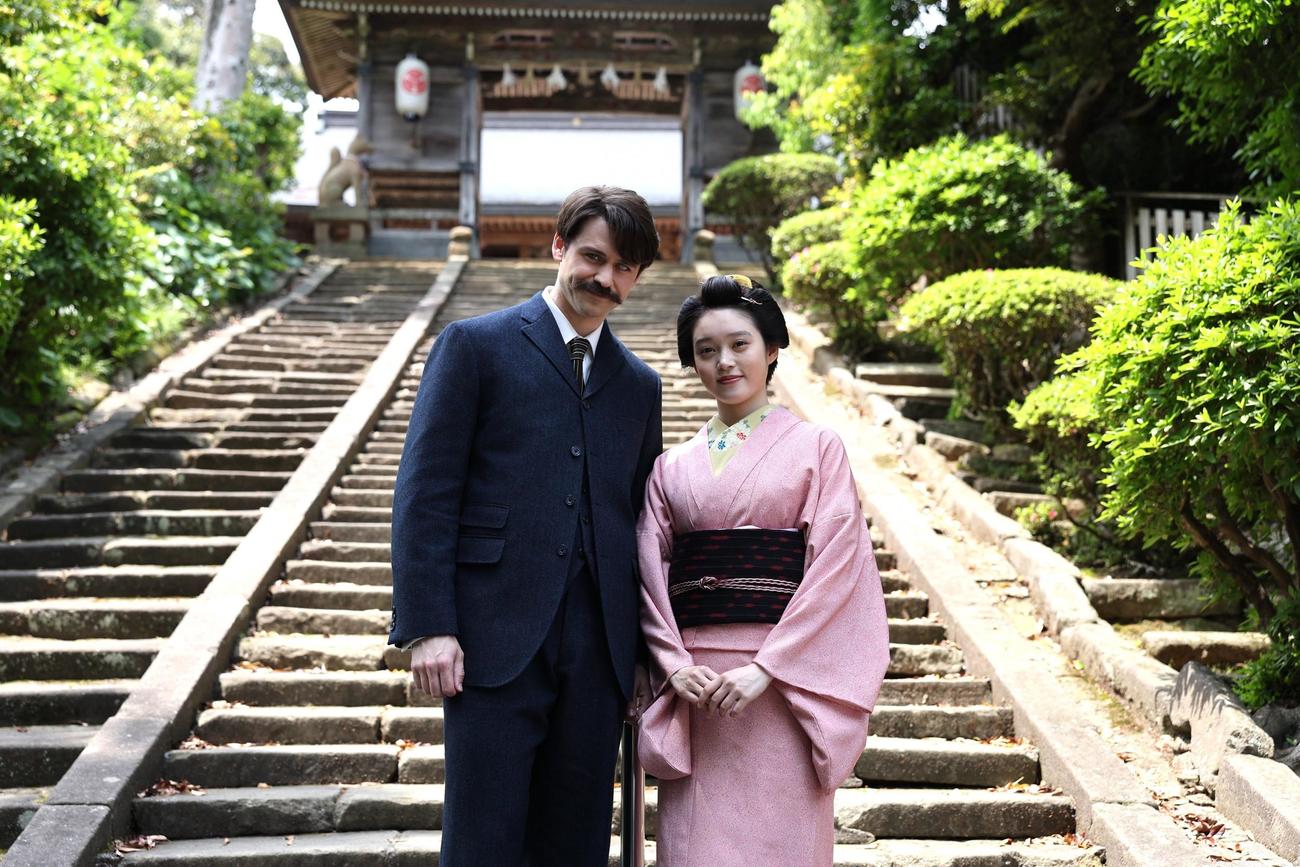 次期NHK連続テレビ小説「ばけばけ」松江ロケ取材会に出席した高石あかり（右）トミー・バストウ