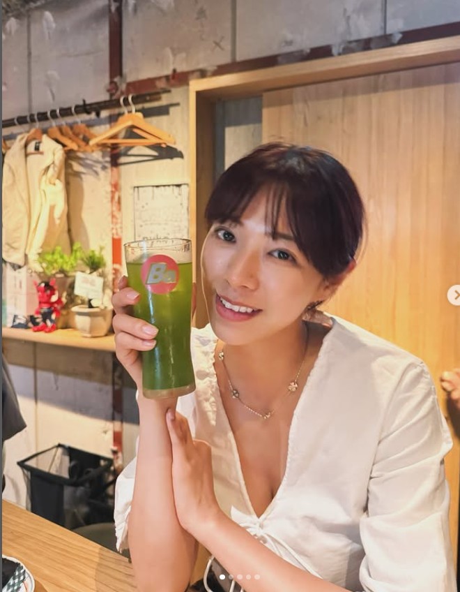 胸元強調「ほぼすっぴん」の居酒屋ショット（わちみなみのインスタグラムから）