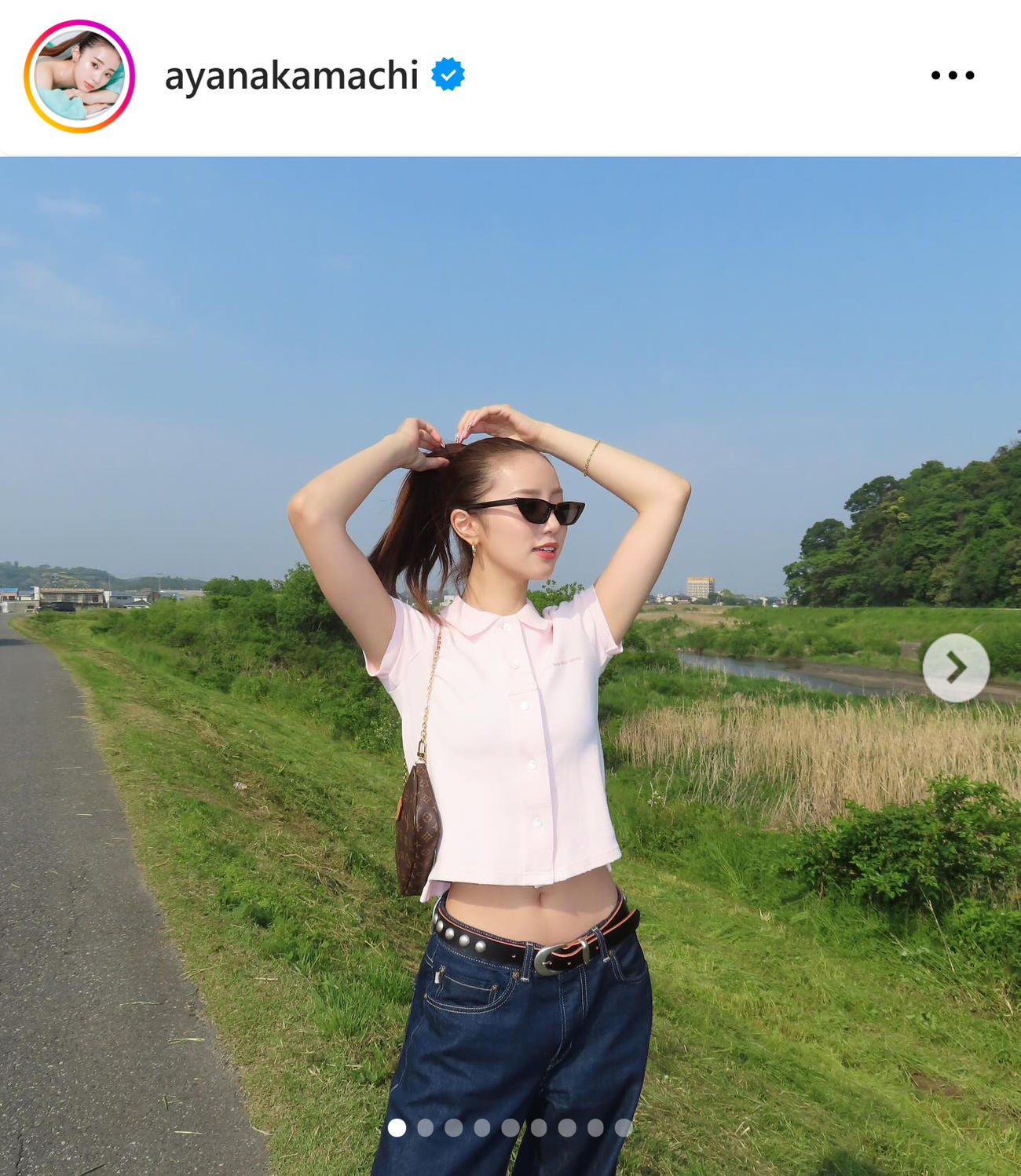 ショート丈トップスから引き締まったウエストがチラリ（中町綾のインスタグラムから）