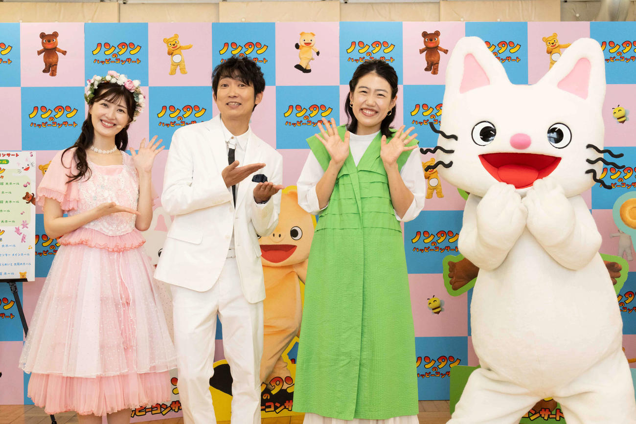 絵本シリーズ「ノンタン」の参加型ミュージカル「ノンタンのハッピーコンサート」アンバサダー就任会見に出席した、左からのだこころ、石田明、横澤夏子