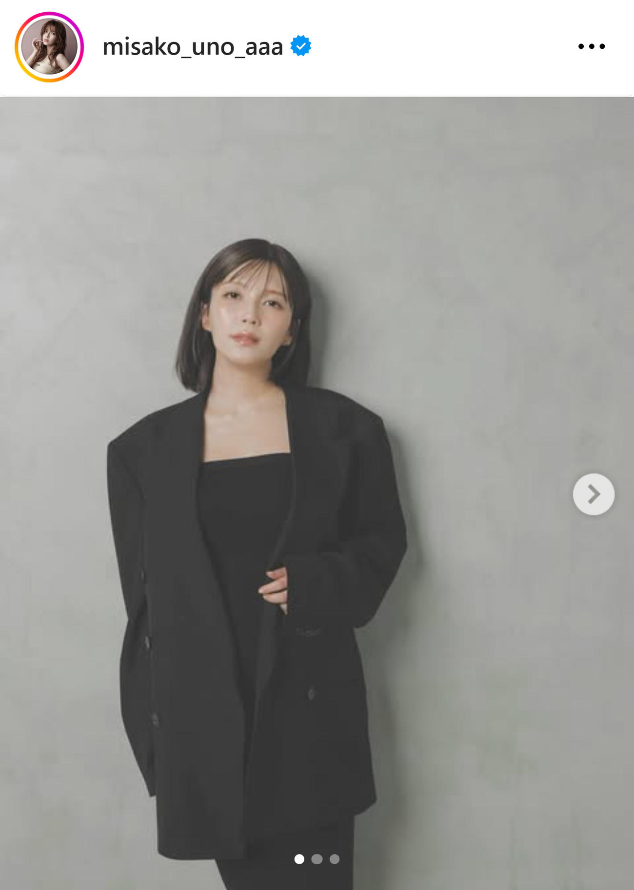 スタイリッシュな黒コーデの宇野実彩子（宇野実彩子のインスタグラムから）