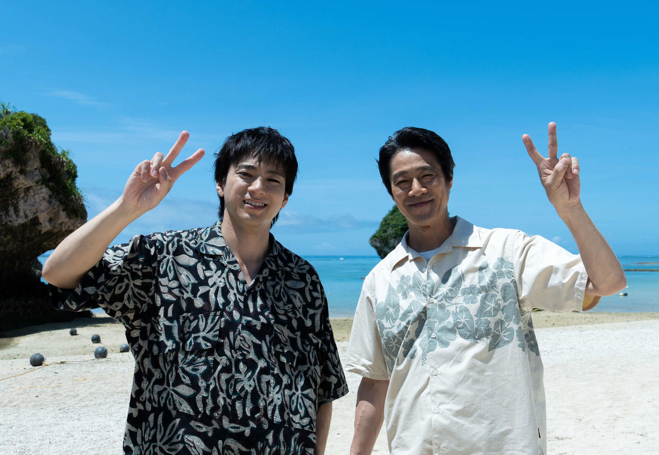 ダブル主演映画「木の上の軍隊」の舞台・撮影地となった沖縄県を訪れた山田裕貴（左）と堤真一