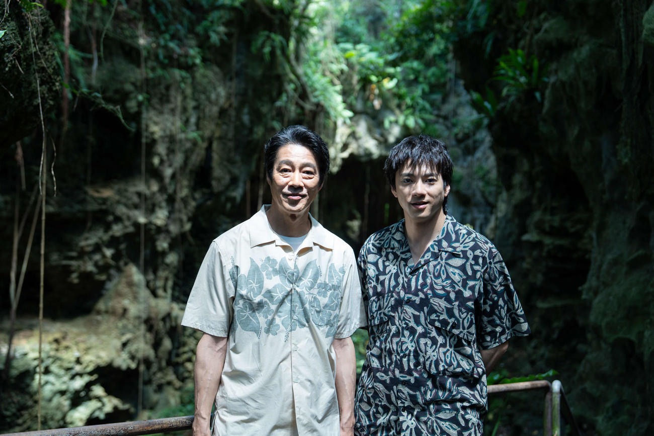 ダブル主演映画「木の上の軍隊」の舞台・撮影地となった沖縄県を訪れた堤真一（左）と山田裕貴