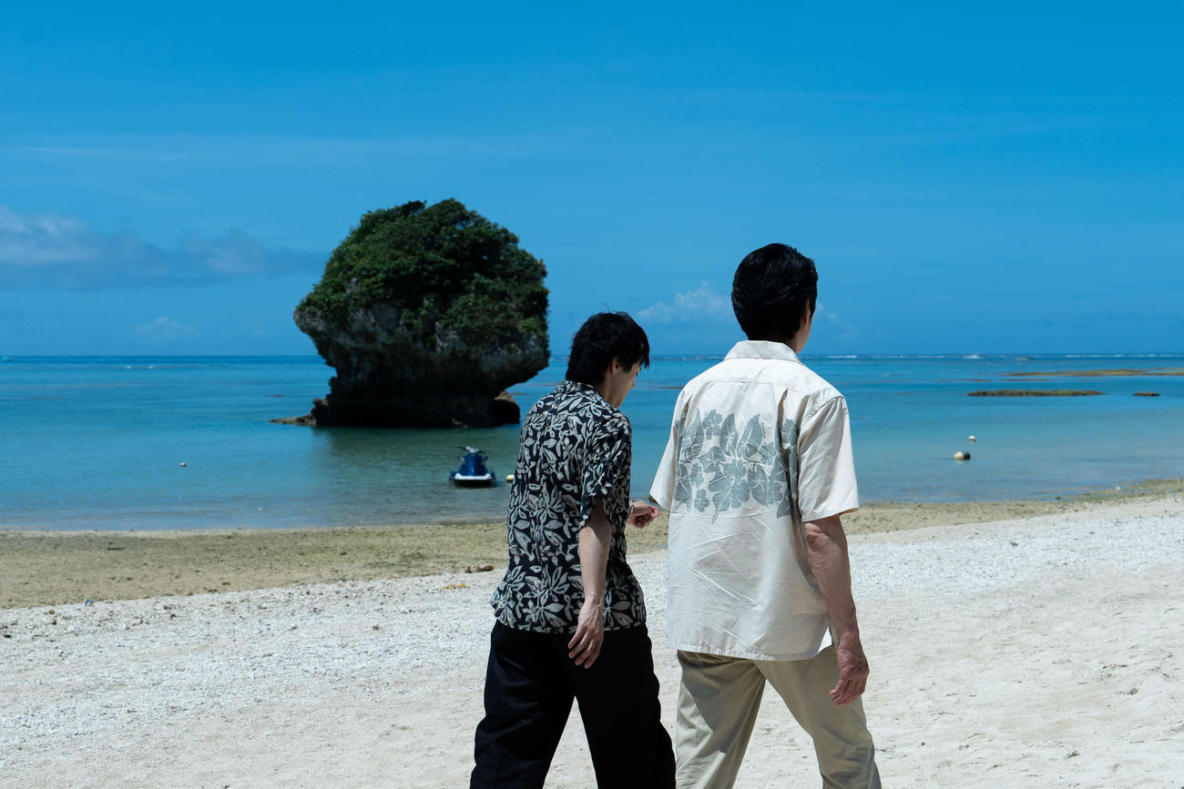 ダブル主演映画「木の上の軍隊」の舞台・撮影地となった沖縄県を訪れた山田裕貴（左）と堤真一
