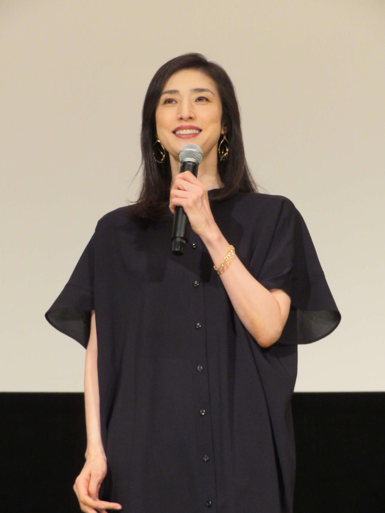 「さよなら丸の内TOEI」で上映された映画「老後の資金がありません！」舞台あいさつに登壇した天海祐希（撮影・村上幸将）