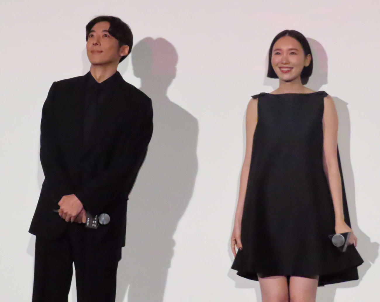 「岸部露伴は動かない　懺悔室」公開記念舞台あいさつに出席した高橋一生（左）と飯豊まりえ