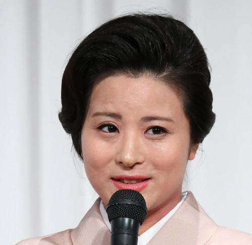 前田愛、家族で「ボーイズ」の誕生日を祝福 次男のほっぺに新婚歌舞伎俳優の義弟がキス - 芸能 : 日刊スポーツ