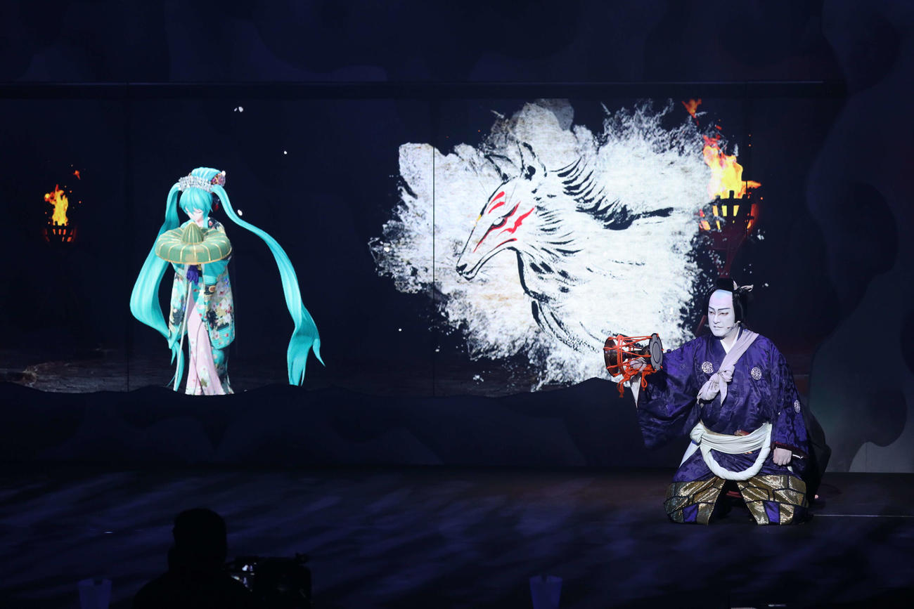 「超歌舞伎」を行った中村獅童（右）と初音ミク（C）NTT