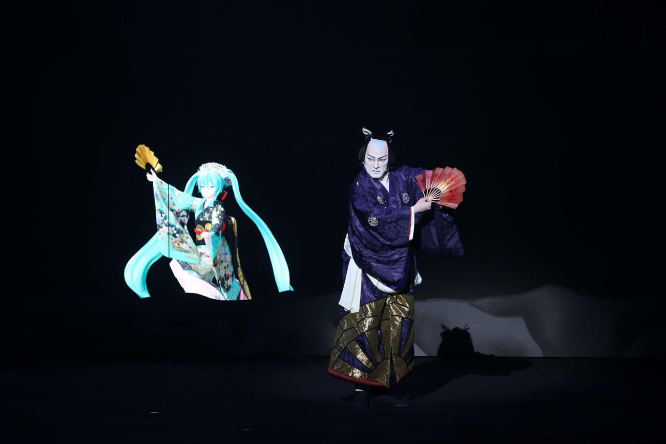 「超歌舞伎」を行った中村獅童（右）と初音ミク（C）NTT