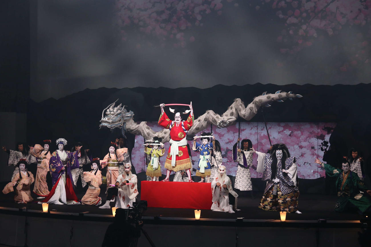日台の演者をリアルタイムで一体化させる世界初の演出で「超歌舞伎」を行った中村獅童（C）NTT