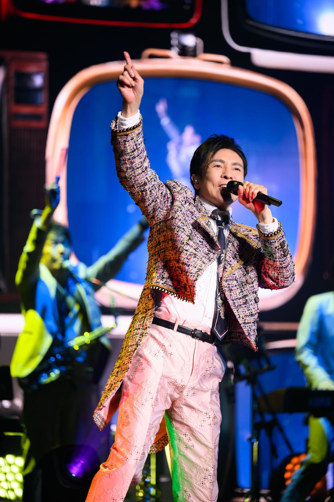 紅白出演時の衣装で歌唱する郷ひろみ（撮影・大平晋也）