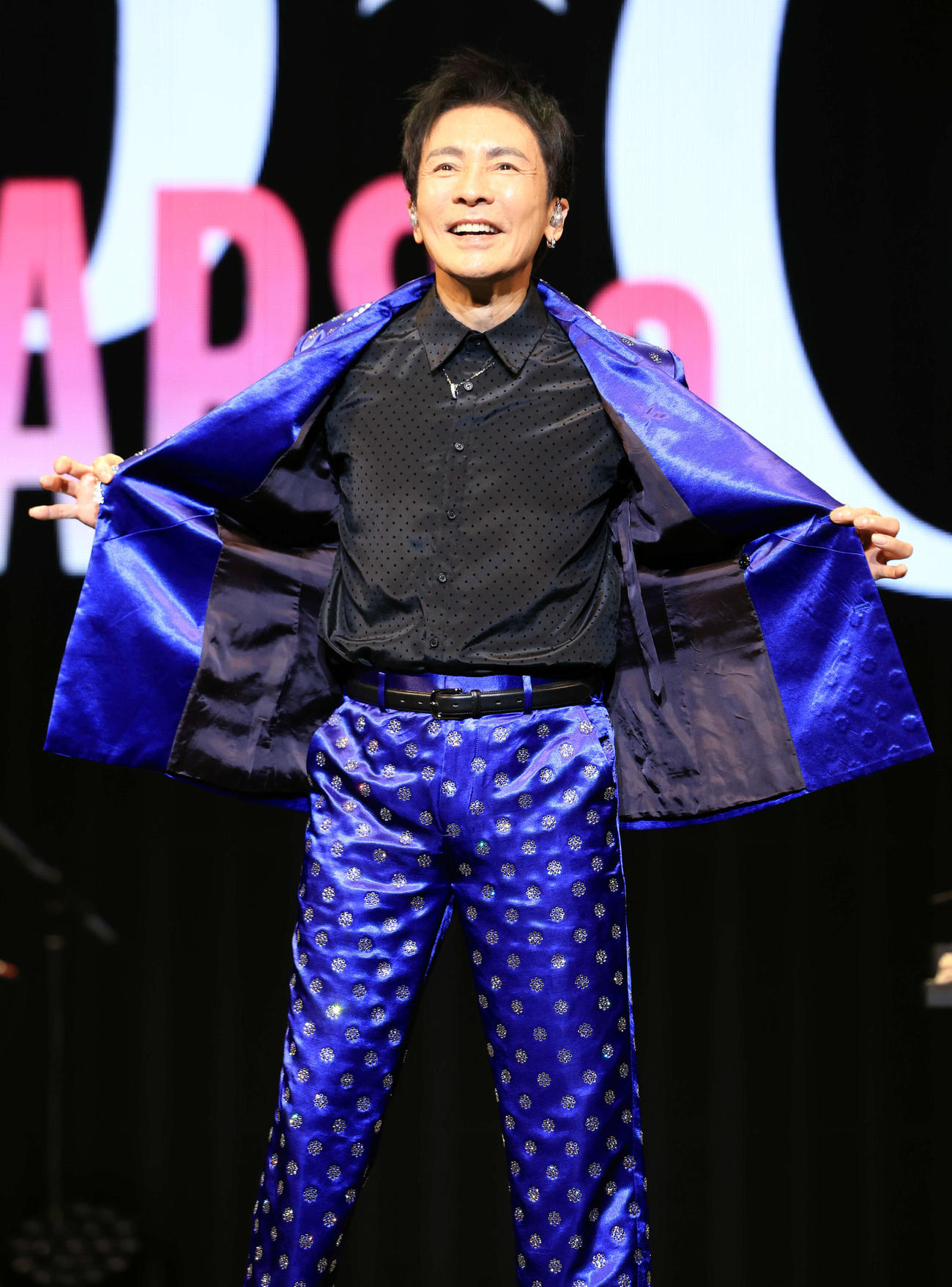 公開リハーサルで手を振り舞台に登場した郷ひろみ（撮影・浅見桂子）
